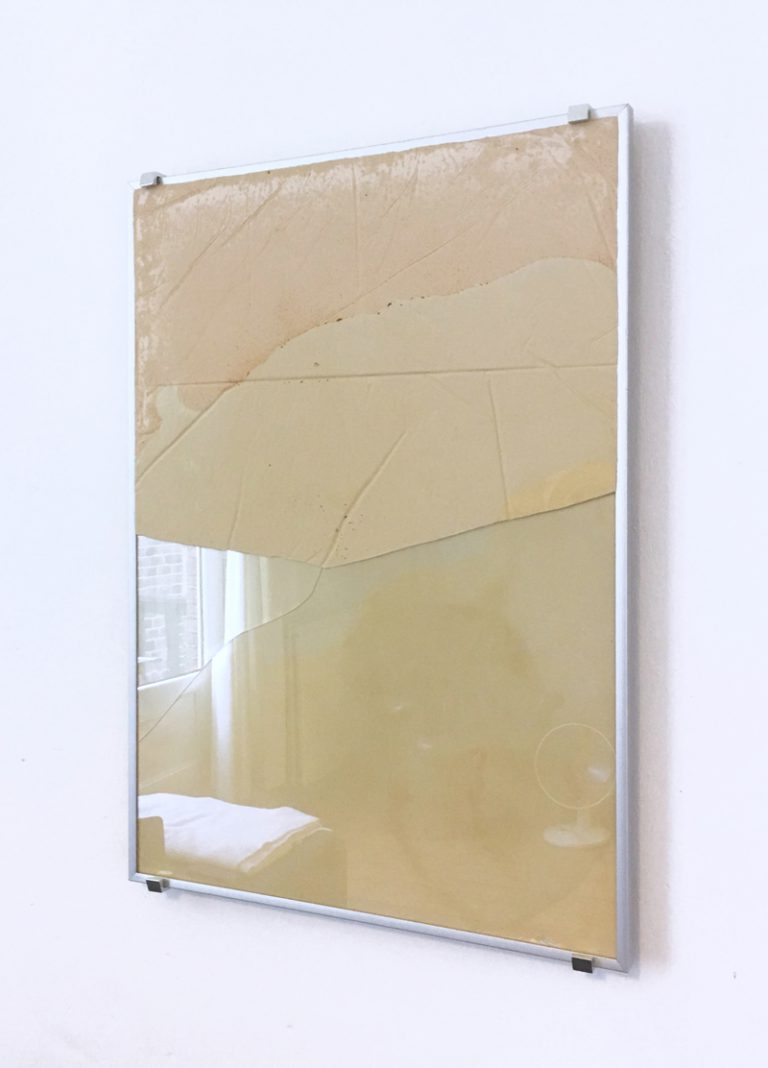Aspects of physical (the pigmented wall plaster) merging with the immaterial ones ( environmental reflections into the glass are constantly changing). Duality of object and surroundings disappear: Capricious light reflection within the aluminium frame and brackets give a technical feel which, in combination with the glass, brings the whole into a context that raises questions about a progressive socio-technical order.